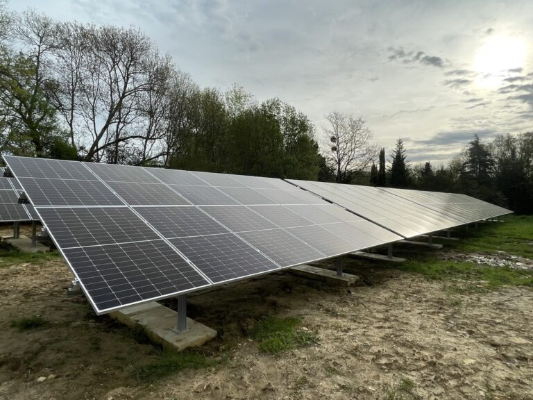 ALLEZ Energies – Rochefort réalise une installation photovoltaïque au sol en autoconsommation sur la STEP de Jonzac, station de transfert d’énergie par pompage.